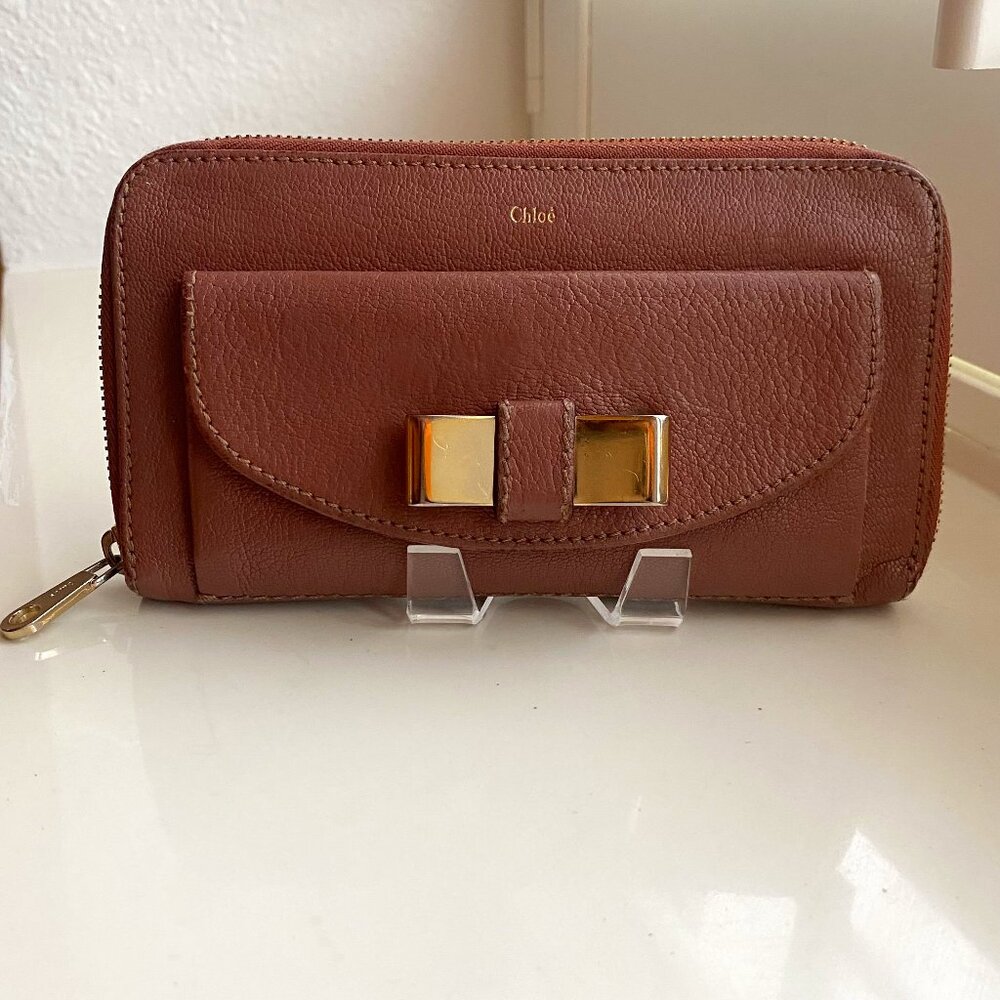 Chloé Lily Round Zip Wallet with Metal Bow - Dusty Rose